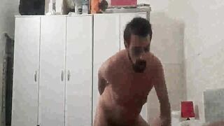 marito bisex in assenza della moglie spompina il cazzo di un suo amico