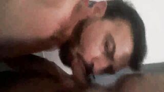 marito bisex in assenza della moglie spompina il cazzo di un suo amico