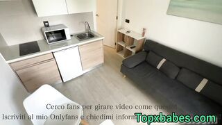 L'idraulico maiale scopa con grosso cazzo la puttanella (DIALOGHI ITALIANI)