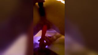 Lei insoddisfatta con il dildo fino a che arriva il porco a trombarsela