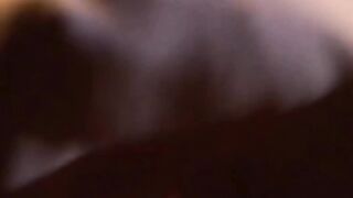 Teen bruna italiana si spoglia tutta in camera