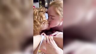Belle biondine lesbiche si divorano la fica tra loro