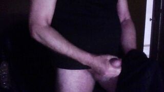 Mi masturbo ed eiaculo mentre guardo video porno; mi piace farlo sempre.