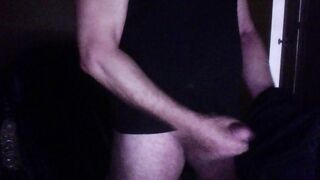 Mi masturbo ed eiaculo mentre guardo video porno; mi piace farlo sempre.