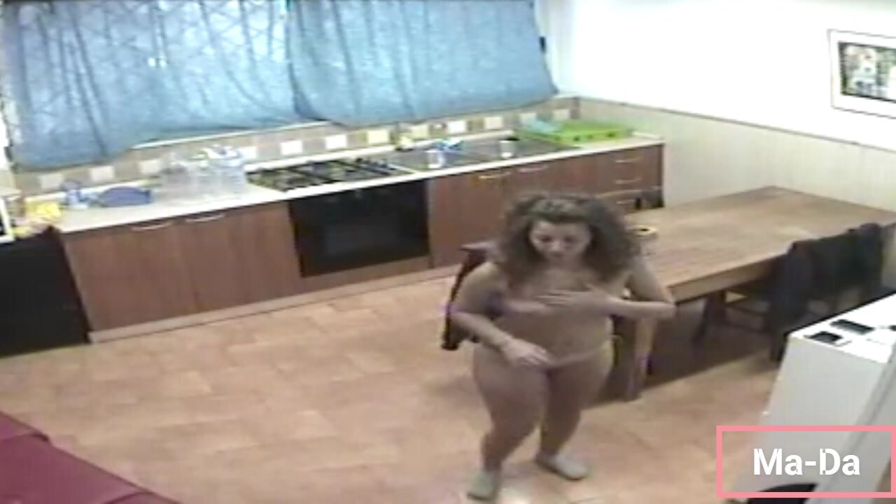 Registrazione della telecamera di sorveglianza di casa quando si sveglia Princy
