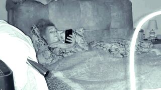 Moglie scoperta a chattare e masturbarsi di nascosto