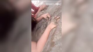 Due teen vengono scopate in spiaggia da un negro