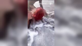 Due teen vengono scopate in spiaggia da un negro