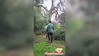 Fa anale con la sua amica in mezzo alla foresta