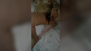 Che sgualdrina, si masturba pensando a un cazzo grosso