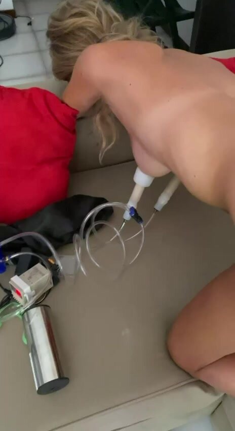 Tette succhiate da mungitrice e dildo in culo