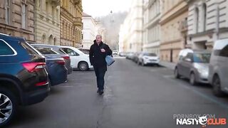 Puttana condivisa da due maschi in un viaggio a praga