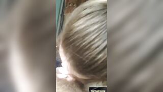 Bionda prende un cazzo fuori della sua portata