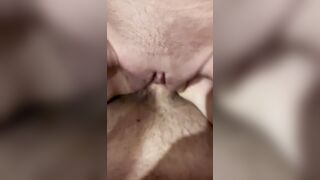 Anteprima del video: Una coppia amatoriale gioca con la fichetta bagnata in camera