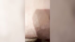 Una coppia amatoriale gioca con la fichetta bagnata in camera