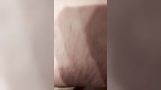 Una coppia amatoriale gioca con la fichetta bagnata in camera