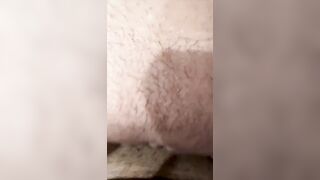 Una coppia amatoriale gioca con la fichetta bagnata in camera
