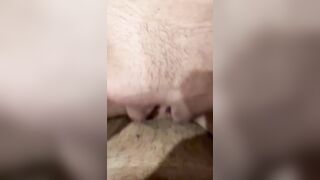 Una coppia amatoriale gioca con la fichetta bagnata in camera