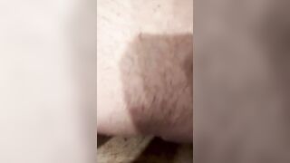 Una coppia amatoriale gioca con la fichetta bagnata in camera