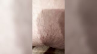 Una coppia amatoriale gioca con la fichetta bagnata in camera