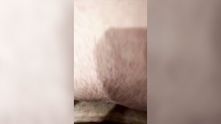 Una coppia amatoriale gioca con la fichetta bagnata in camera
