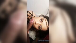 Teen bruna fa vedere quanta è brava con i pompini