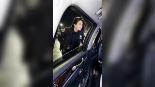 La poliziotta lo ferma per farli una multa e finisce per farli un pompino hahaha