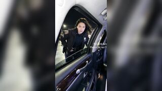 La poliziotta lo ferma per farli una multa e finisce per farli un pompino hahaha
