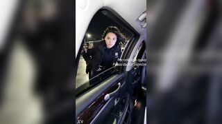 La poliziotta lo ferma per farli una multa e finisce per farli un pompino hahaha