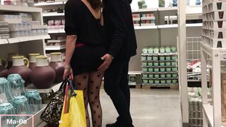 Si va da IKEA per fare acquisti, e mi ritrovo passeggiare per i corridoi abbracciata