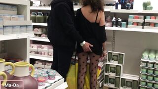 Si va da IKEA per fare acquisti, e mi ritrovo passeggiare per i corridoi abbracciata