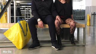 Si va da IKEA per fare acquisti, e mi ritrovo passeggiare per i corridoi abbracciata