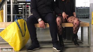 Si va da IKEA per fare acquisti, e mi ritrovo passeggiare per i corridoi abbracciata