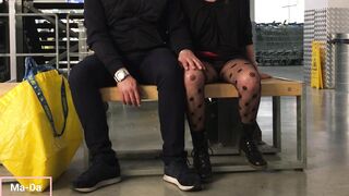 Si va da IKEA per fare acquisti, e mi ritrovo passeggiare per i corridoi abbracciata