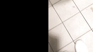Si va da IKEA per fare acquisti, e mi ritrovo passeggiare per i corridoi abbracciata