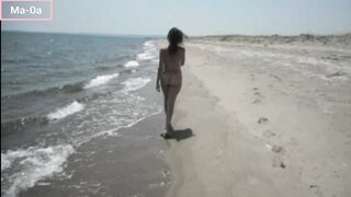 Nuda passeggio in riva al mare sperando di essere notata da qualcuno