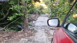 Il puttaniere col PANDINO carica due zoccole sul ciclio di una strada