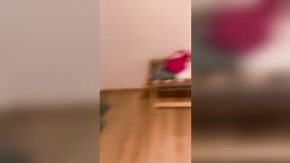 Ambr4 si diverte a letto con amico conosciuto sui set