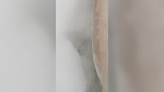 Sandra si lava la fica pelosa assieme all'amante, TOP!