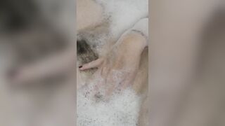 Anteprima del video: Sandra si lava la fica pelosa assieme all'amante, TOP!