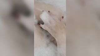 Sandra si lava la fica pelosa assieme all'amante, TOP!