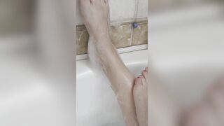 Sandra si lava la fica pelosa assieme all'amante, TOP!