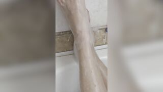 Sandra si lava la fica pelosa assieme all'amante, TOP!