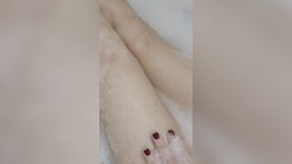 Sandra si lava la fica pelosa assieme all'amante, TOP!