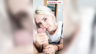 Bionda prende un cazzo fuori dalla sua portata
