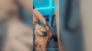 Teen bruna tettona tatuata prova il suo nuovo dildo sotto la doccia