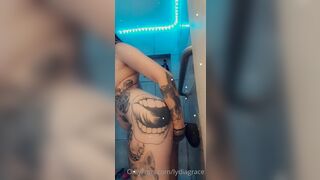 Teen bruna tettona tatuata prova il suo nuovo dildo sotto la doccia