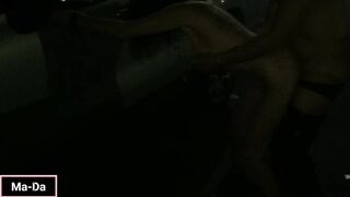 Car sexy di notte in un parcheggio frequentato da singoli