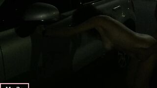 Car sexy di notte in un parcheggio frequentato da singoli