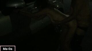 Car sexy di notte in un parcheggio frequentato da singoli
